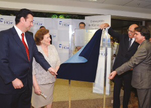 [Cerimônia de inauguração do novo edifício na Av. Bernardino de Campos, com as presenças da Sra. Ivone Maksoud, do Dr. Adib Jatene e das autoridades.]