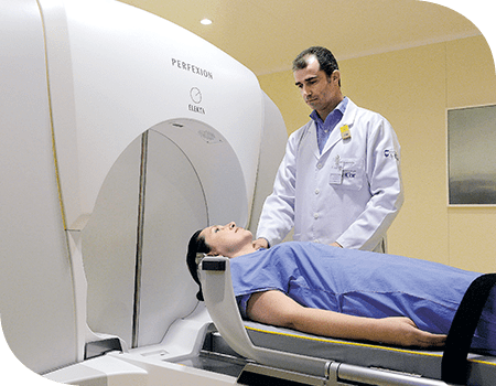 Equipamento de radioterapia para cirurgia no cérebro
